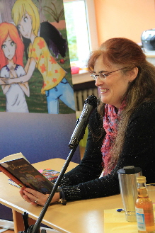IMG_0179_Die Autorin liest aus dem Buch Talismann