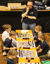 IMG_0327_Trainer kiebitzt_GSW1 gegen GSW2