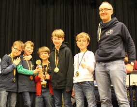 IMG_0370_Siegerehrung GSW1 mit Trainer