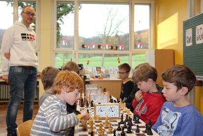 IMG_0205_Turnierleiter kiebitzt