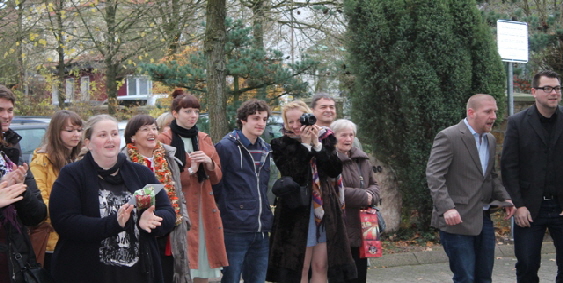 IMG_2216_Warten vorm Standesamt