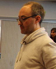 IMG_8973_Betreuer kiebitzt