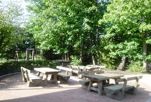 CIMG8423_Schulhofbaenke